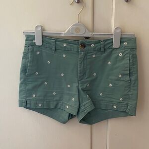 Green Embroidered Daisy Flower Everyday Shorts 3” Inseam Size 2 Old Navy